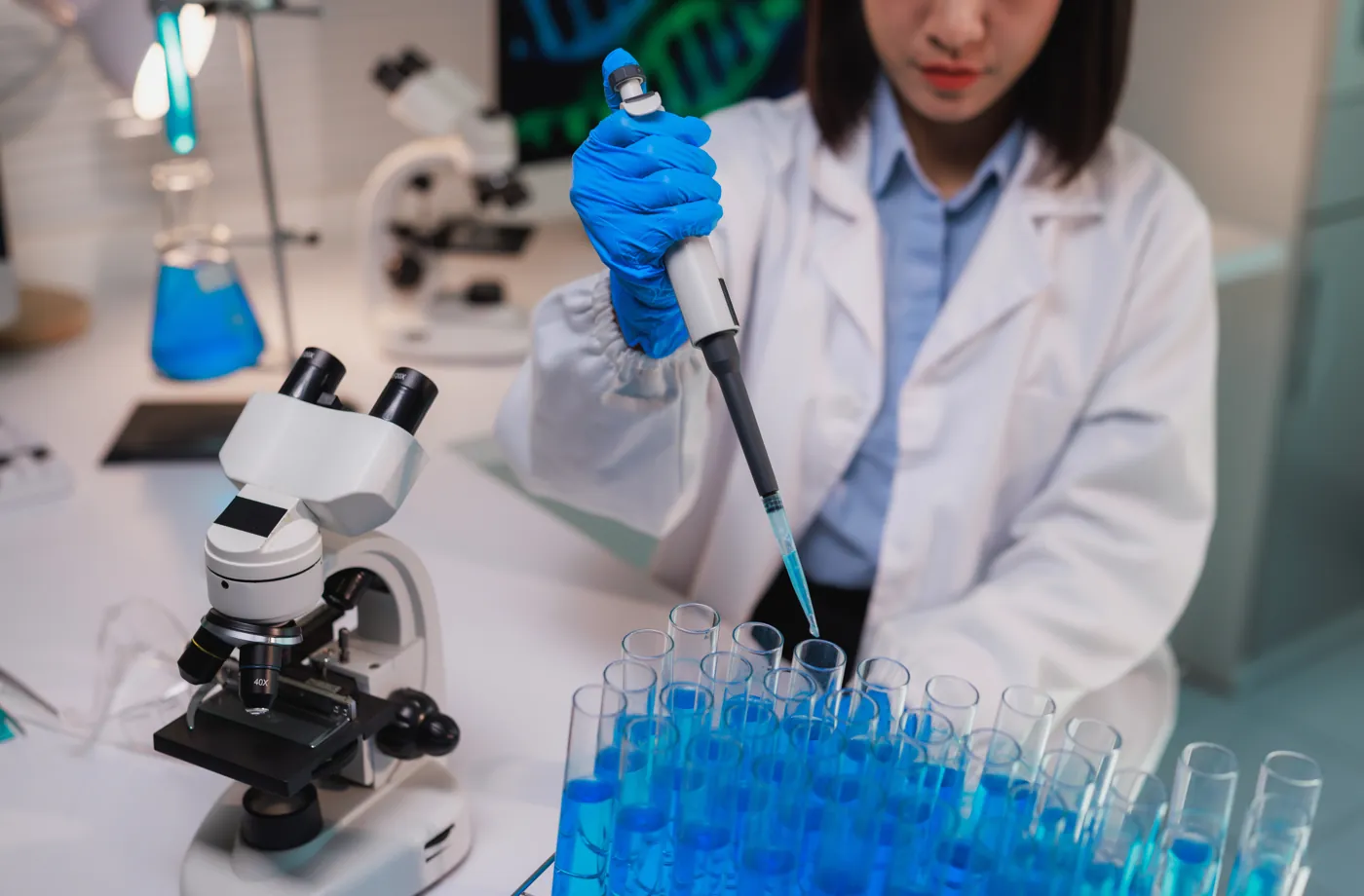 Científica pipeteando muestras en un laboratorio de genética