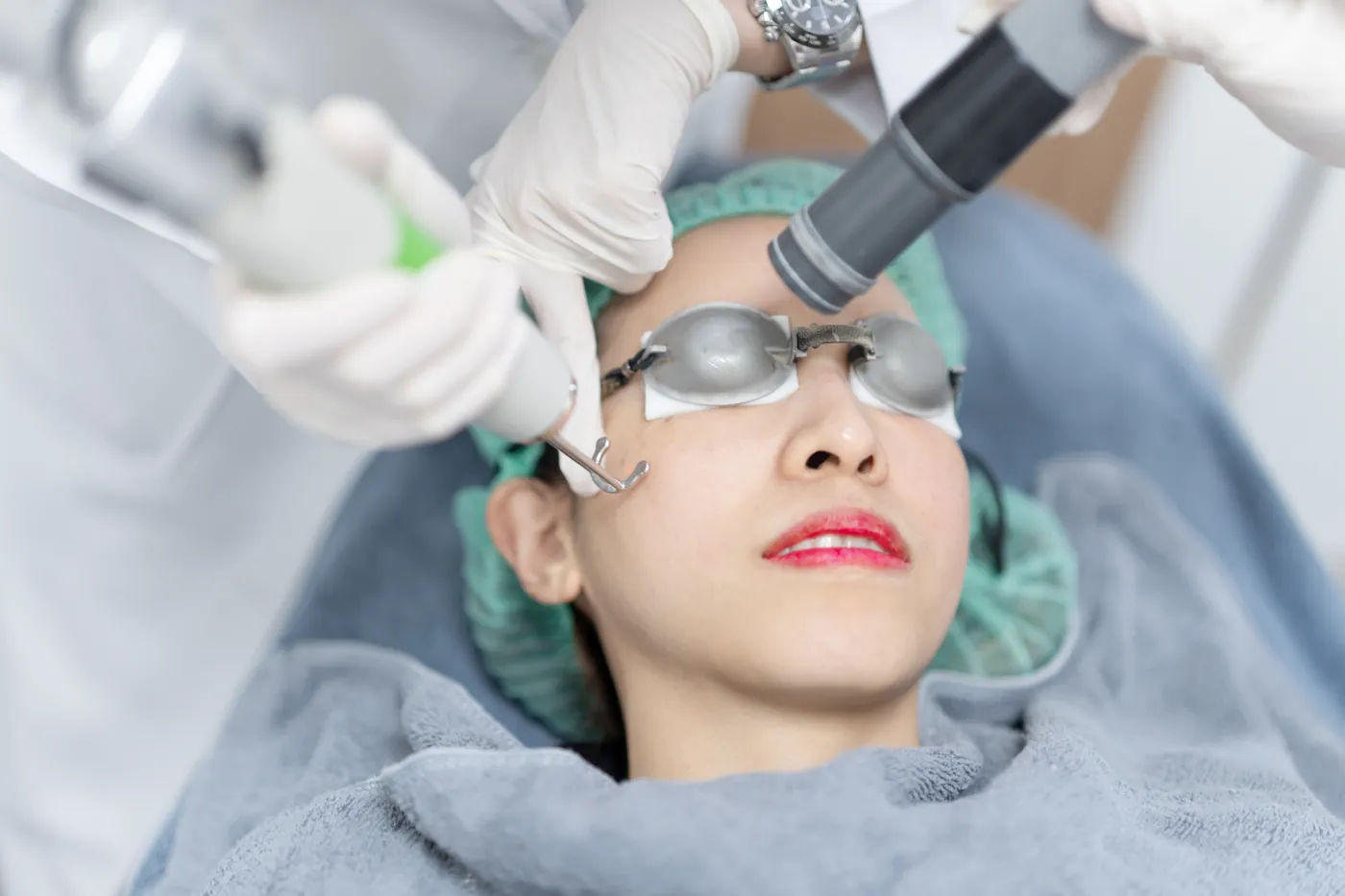 Paciente recibiendo un tratamiento láser facial con gafas de protección