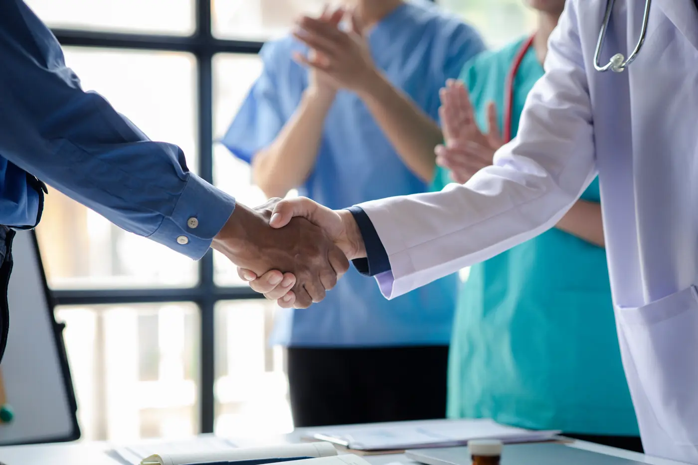 Profesionales de la salud saludándose en una reunión